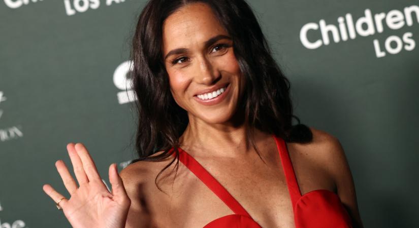 Meghan Markle új bikinis fotóján Diana hercegné ikonikus stílusát idézi meg - fotó