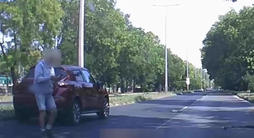 Egyenesen az érkező autó elé sétált egy férfi Békásmegyeren – videó