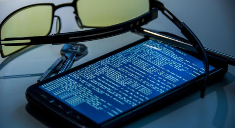 Telefonos kémprogrammal figyeltek meg több egyetemistát