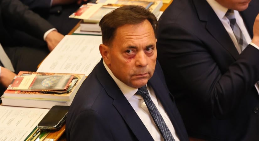 Nézd, mi történt. Most kapták rajta, ezzel bukott le Pócs János a Parlamentben