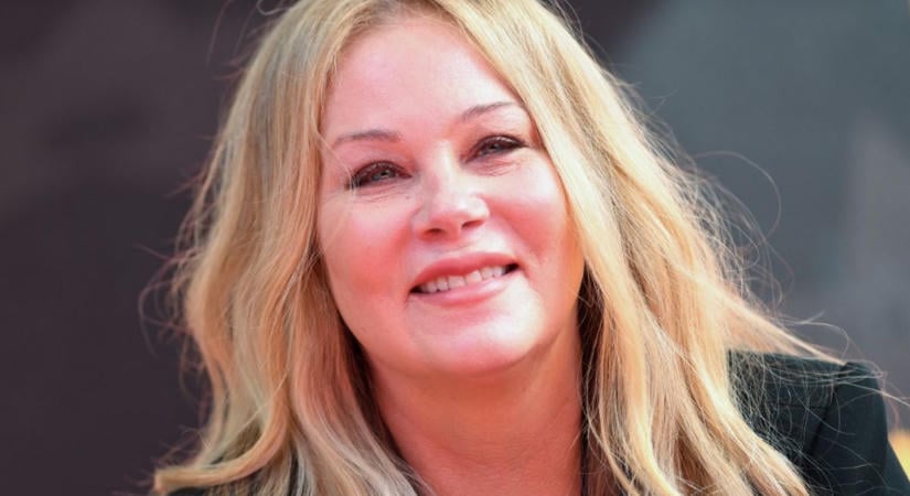 Christina Applegate újra megmutatta magát: a hosszú kórházi kezelés után mindenki a színésznőt figyeli  videó