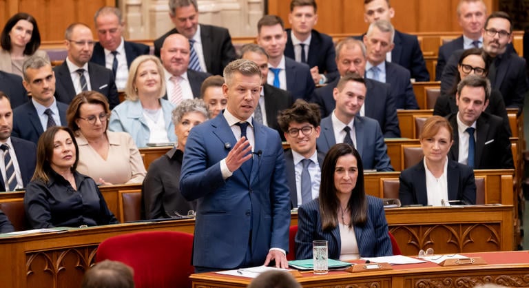 Két szerep, egy külpolitika: Magyar Péter vállalja a konfliktust, Orbán Anita kezeli