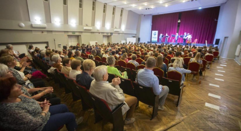 A zene és az idősek tiszteletének jegyében telt október elseje Hevesen