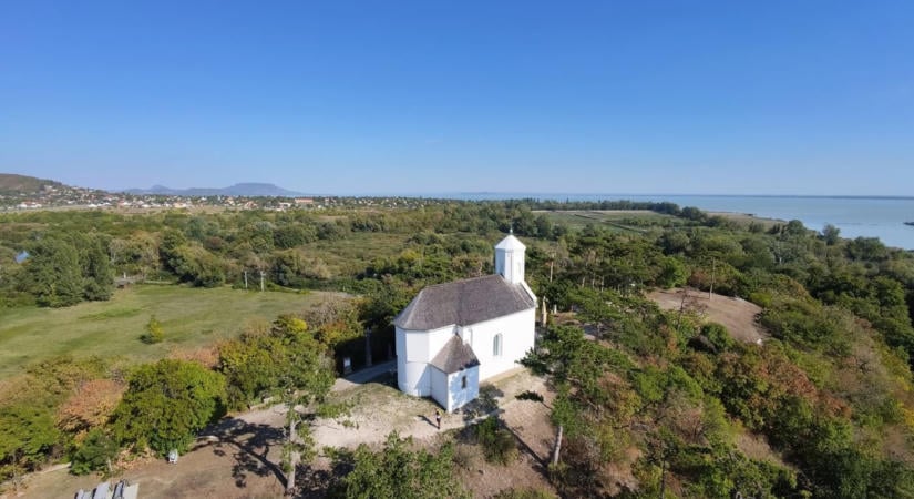 A Balaton egykori szigetén áll a vonyarcvashegyi Szent Mihály-kápolna