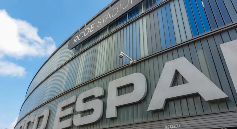Részleges stadionbezárással és pénzbüntetéssel sújtotta a FIFA a spanyol válogatottat