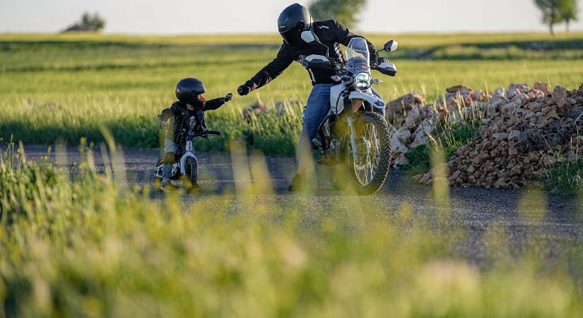 Sárga kendő a motoron: kevesen tudják, de életmentő üzenetet is hordozhat