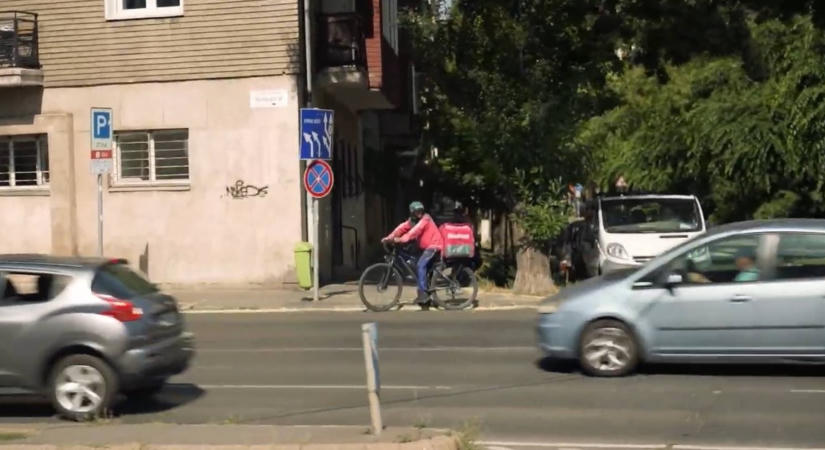 Égető kérdésre találtuk meg a választ Budapest utcáin – miért viselnek az ételfutárok a legnagyobb hőségben is kabátot? – videó