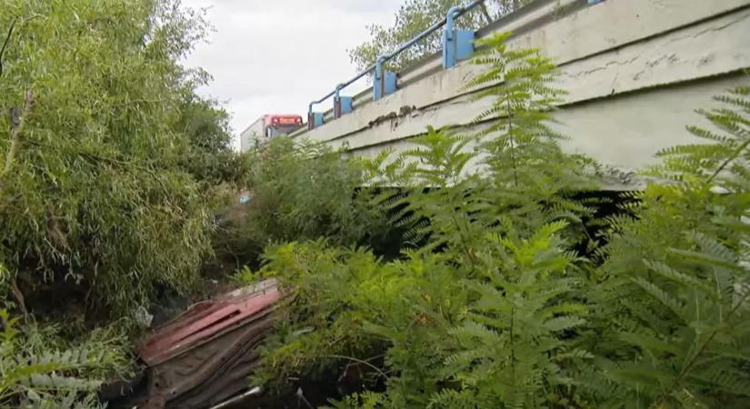 Hídnak csapódott, majd egy vízzel teli csatornába zuhant egy autó Püspökladánynál – videó