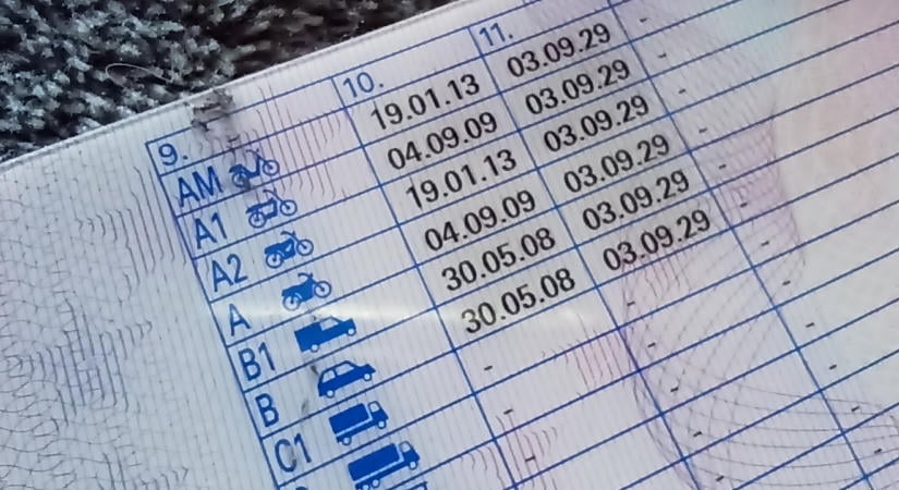 Háromezer euróért súgták a válaszokat a sofőrvizsgán – meghozták az ítéletet