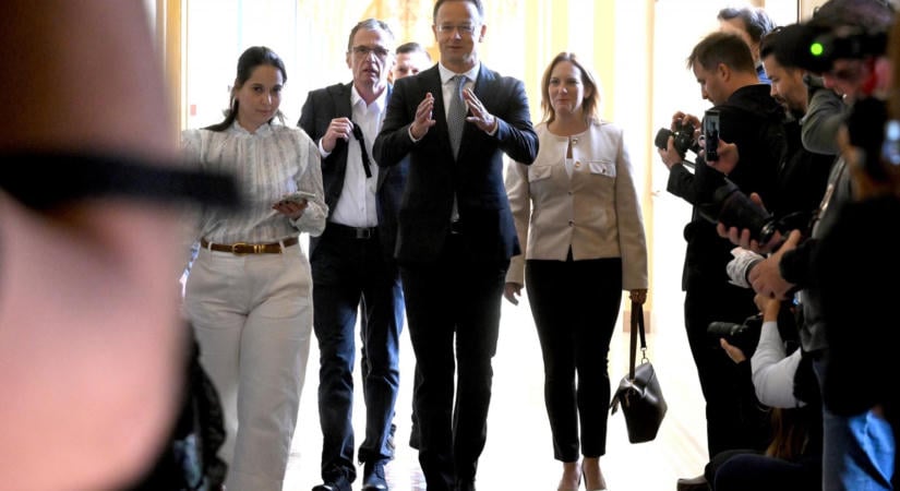 Szijjártó Péter lelkiismerete tiszta, a parlament Nemzetbiztonsági Bizottságában jön a folytatás