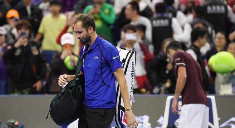 Medvegyev eltalált egy nézőt, Djokovics „botrányos” meccsen írt történelmet – videóval