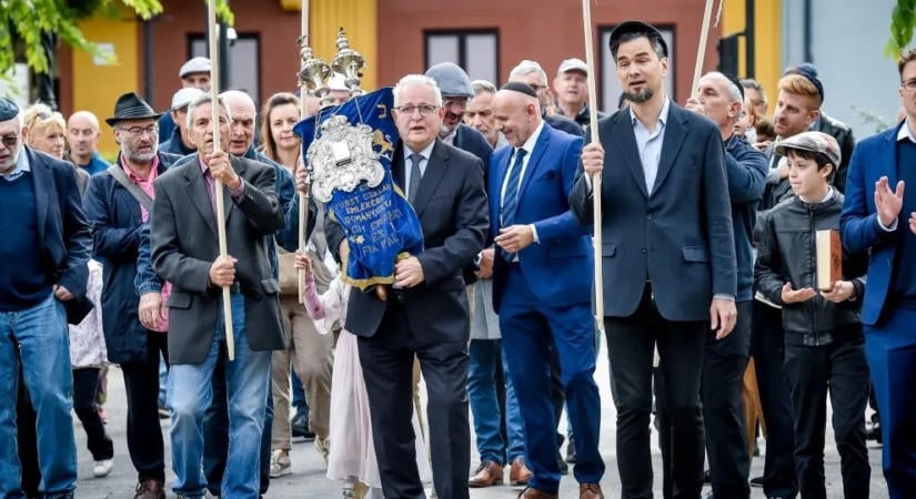 A váci zsinagógába visszatért a Tóra és újra fellobbant az örökmécses lángja