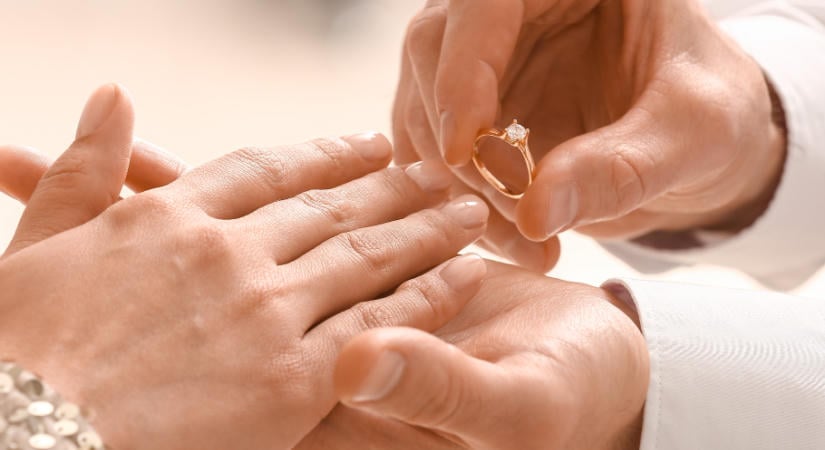 Felejtsd el a tökéletes jegygyűrűt: 2026-ban valami más hódít