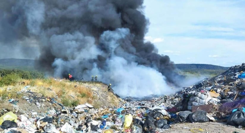 Fotók: Kigyulladt a szeméttelep, órákon át küzdöttek a lángokkal a tűzoltók Oroszlányban