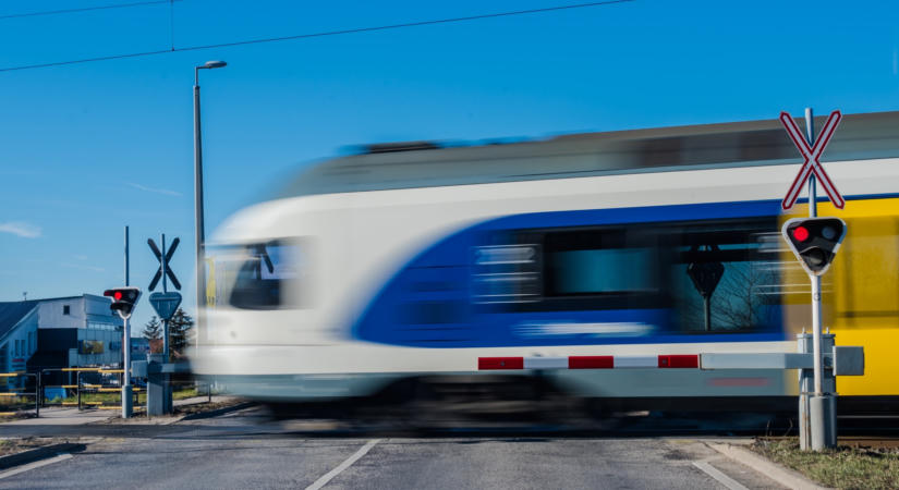 Mit kell tenni, ha valaki beragad egy vasúti átjáróban?