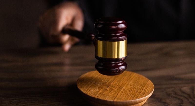 Összeomlás szélén a bíróságok? Leülni sem tudnak az új állami hivatal dolgozói