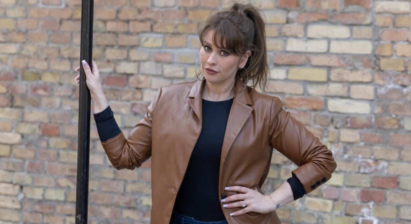 Ez több, mint erotika: Király Linda levetkőzött, nincs nála tökéletesebb – Fotón a kegyetlen csábítás