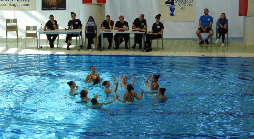 Nemzetközi mezőnyben bizonyíthattak a soproni szinkronúszók