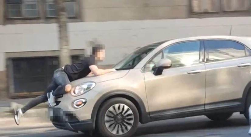 Motorháztetőbe kapaszkodó taxissal hajtott egy nő az Üllői úton – videó