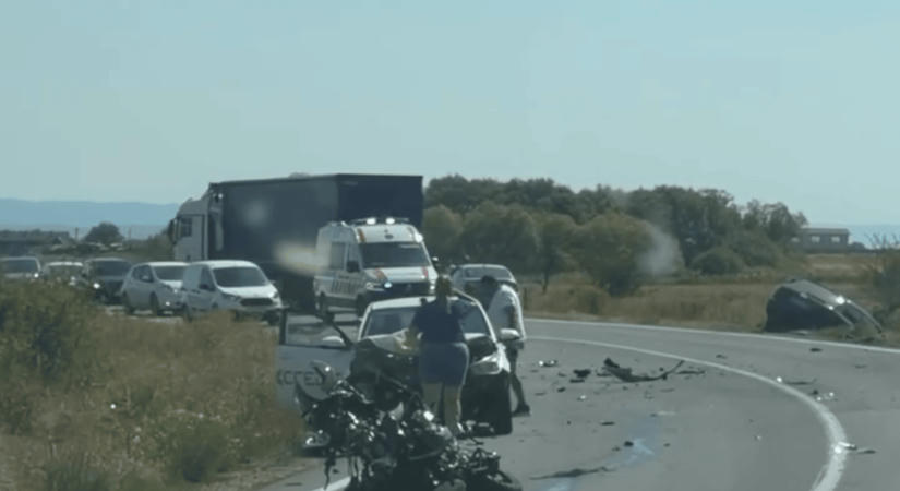 Súlyos baleset: egy motorost próbálnak újraéleszteni