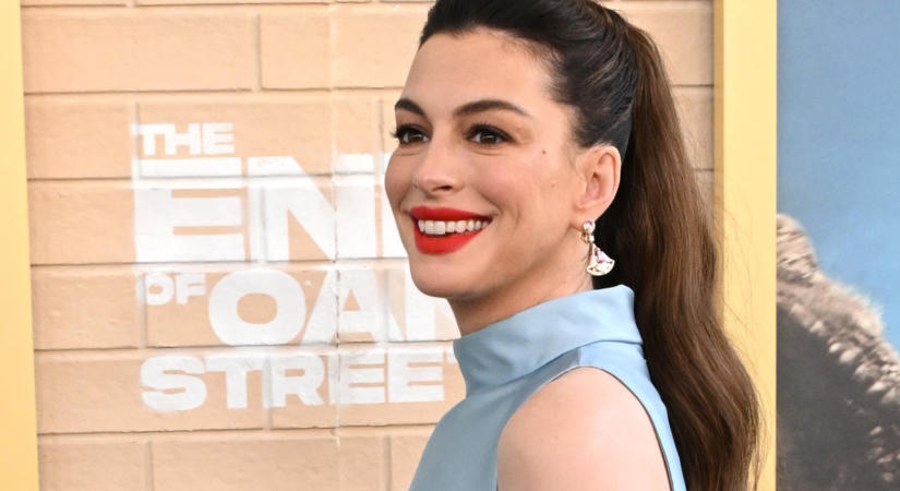 A várandós Anne Hathaway merész ruhában mutatta meg a hasát