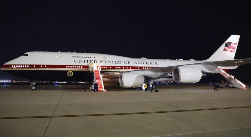 A második Air Force One-t is bevetették Trump titkos kimenekítési akciójában