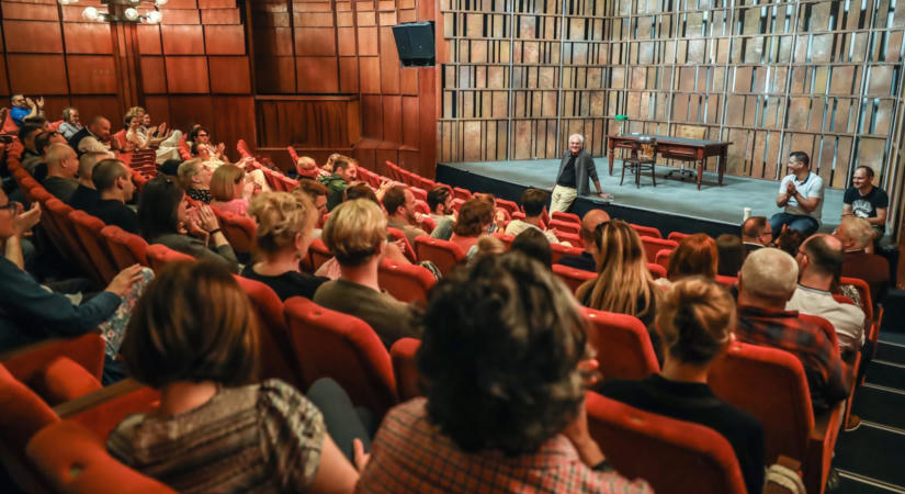 Viharos fejetlenség és menekülő nézők a Balatonnál: botrányba fulladt a Centrál Színház szigligeti előadása, bocsánatot kért a vezetőség