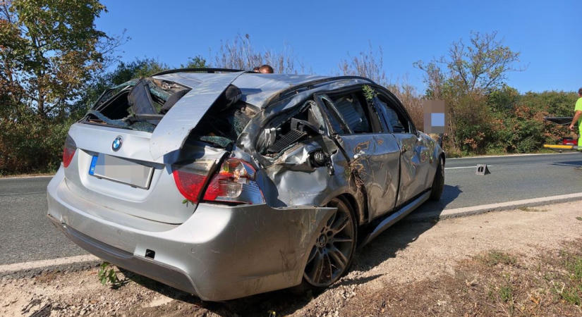 Újabb baleset a 87-es úton: Felborult egy BMW, miután egy kanyarodó járművel ütközött - fotók