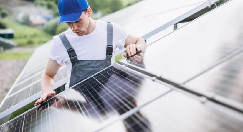 Kevesebb pénzből több háztartás? Új javaslatok érkeztek az otthoni energiatárolási programhoz