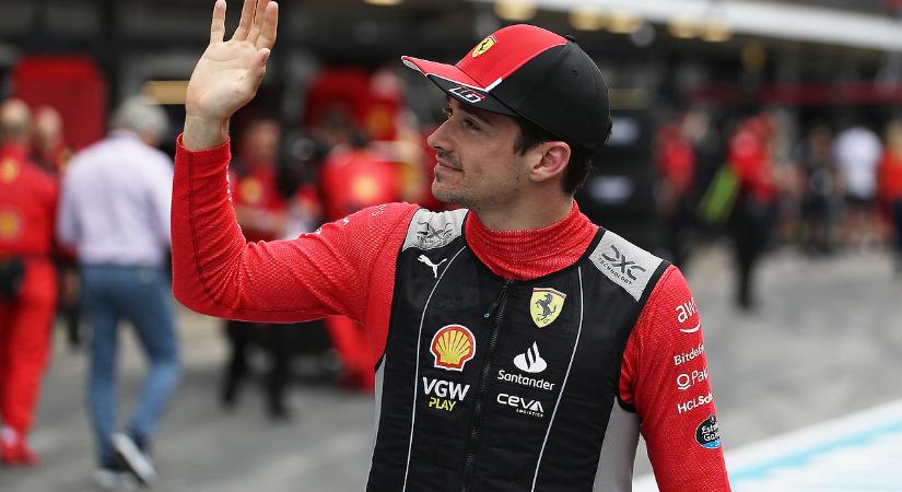 A Ferrari pilótája sisakjával segít az árvízkárosultaknak