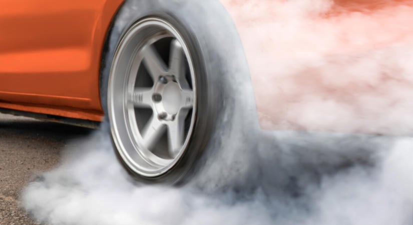 Tévedésből driftelt a magyar autós Görögországban, rendőrségi ügy lett belőle