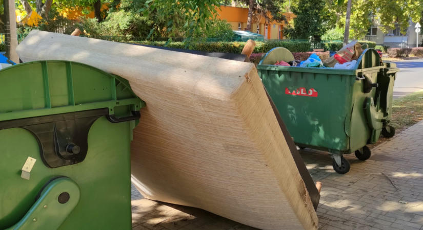 Ágyakkal segítik a vásárhelyiek a megfáradt járókelőket