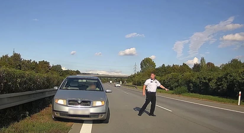 A rendőrök állították meg a forgalommal szemben hajtó 90 éves sofőrt