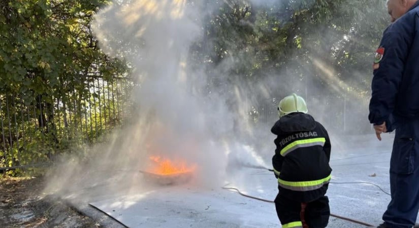Tüzet oltottak és füstben tájékozódtak a gyerekek – FOTÓK