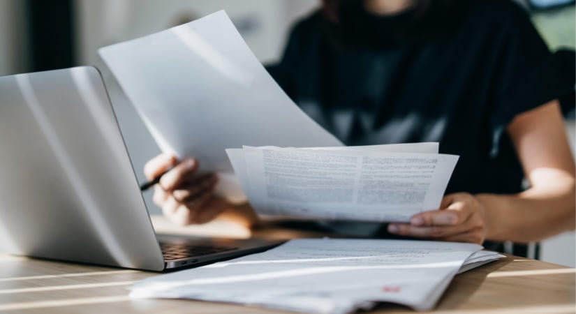Mi lesz, ha váratlanul meghal a családfenntartó? Ennyi pénzből úszná meg a család a lecsúszást, ha havi 400 ezret keresett