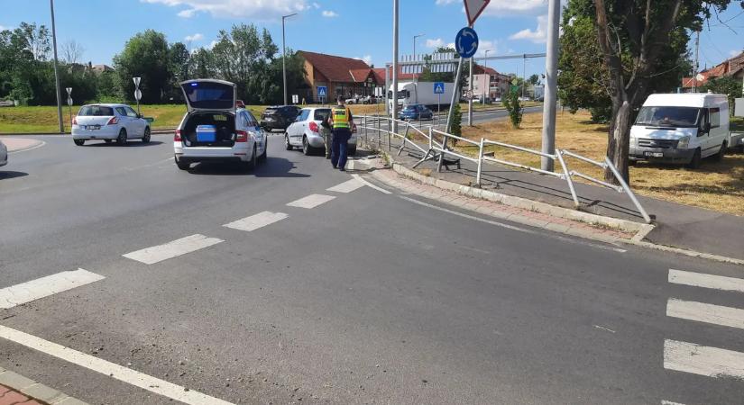 Ilyet is ritkán látni: nem talált ki a körforgalomból az ittas sofőr - videó