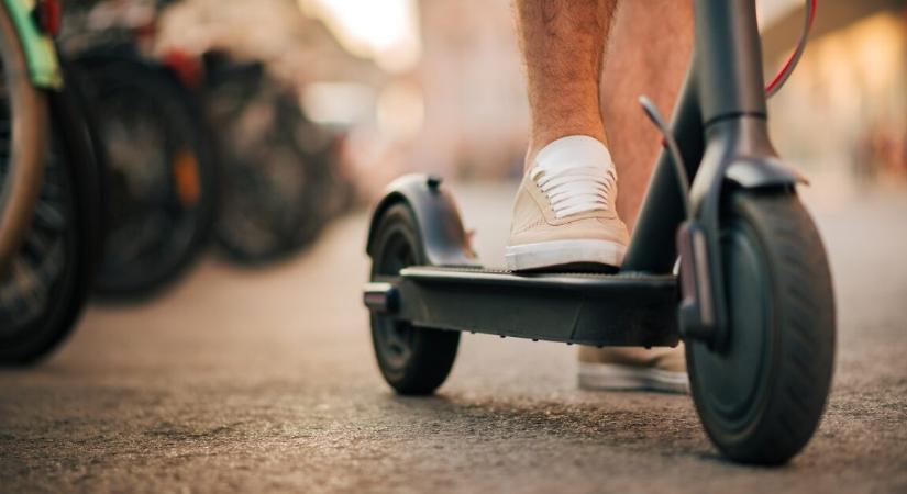Újobb súlyos elektromos roller-baleset történt – egy 32 éves férfivel siettek kórházba