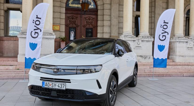 Új szolgálati autót kapott a győri Család- és Gyermekjóléti Központ