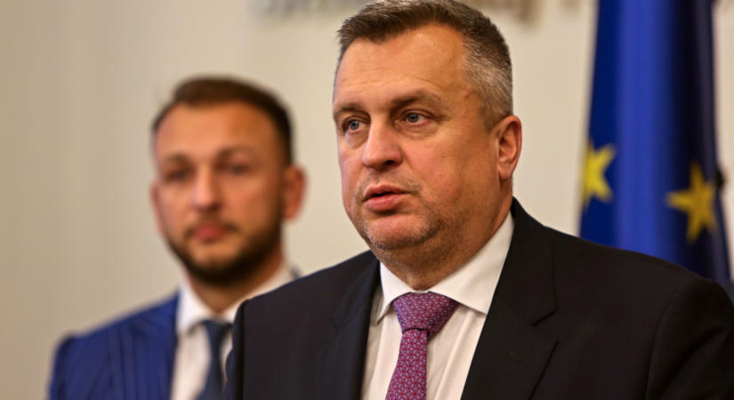 Lengyel példát követne az SNS: A parlament megvonhatná az állami kitüntetéseket