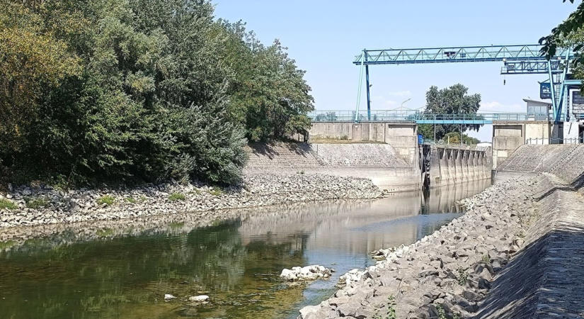 Vészjóslóan alacsony a víz a Tassi-zsilipnél – a horgászat jövője is veszélybe kerülhet – fotók