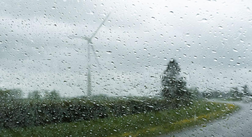 Heves zivatarok várhatók pénteken, 100 km/órás széllökések és jégeső moshatja el a forróságot