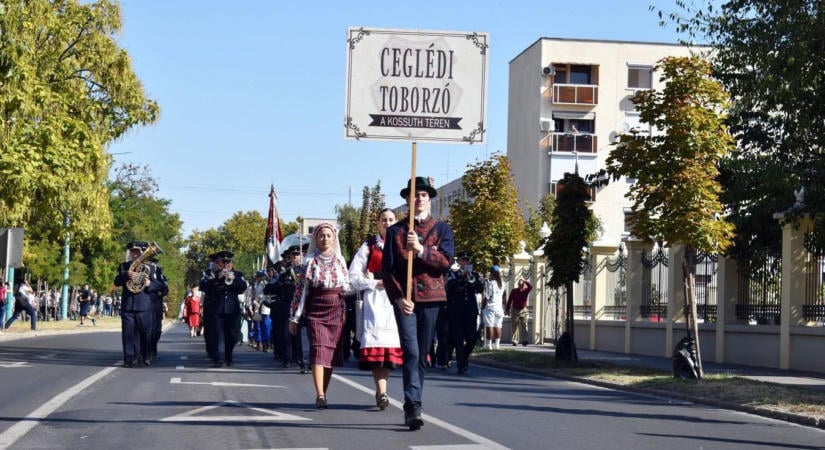 Mintha visszarepültek volna 1848-ba – huszárok lepték el Cegléd utcáit