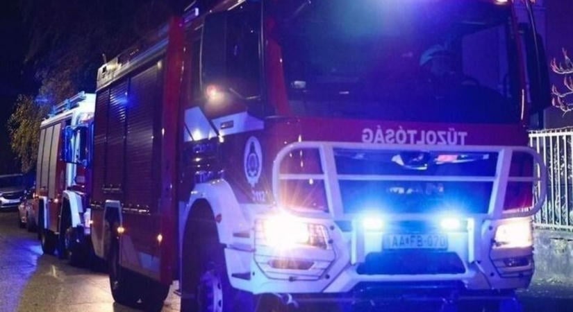 Óriási tűz pusztít Nyíradonynál! Egy üzem ég