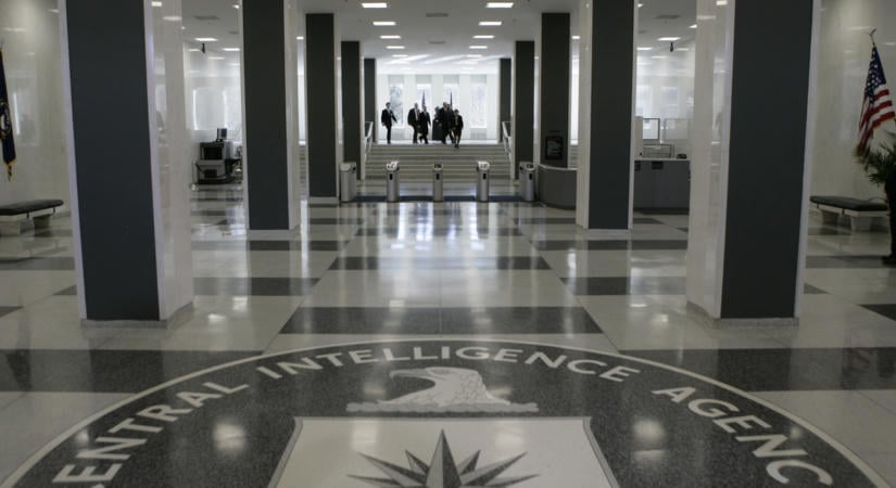 Több száz aranyrúddal a széfjében bukott le a CIA-s, aki kitalált magának egy titkos akciót
