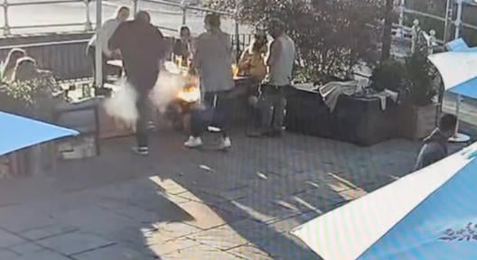 A semmiből robbant fel egy brit nő e-cigije – videó