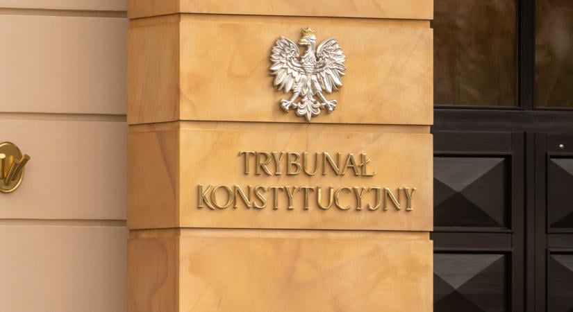 Patthelyzet az alkotmánybíróságon: nem engedik be a testületbe a kormánytöbbség által megválasztot bírákat Lengyelországban