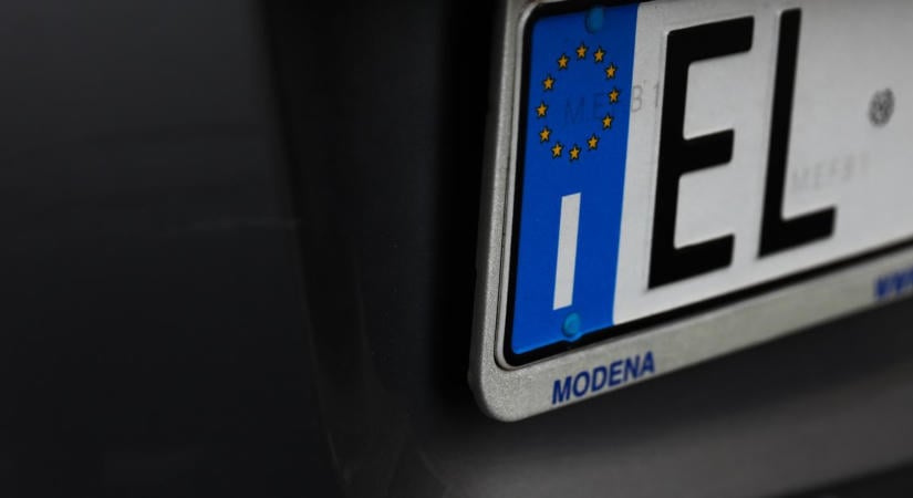 Itt az áttörés az egyedi rendszámoknál, csak 30 évvel lemaradva Magyarország mögött