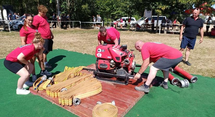 Önkéntes tűzoltók versenyeznek Farádon, kismotorfecskendőt szerelnek - fotók