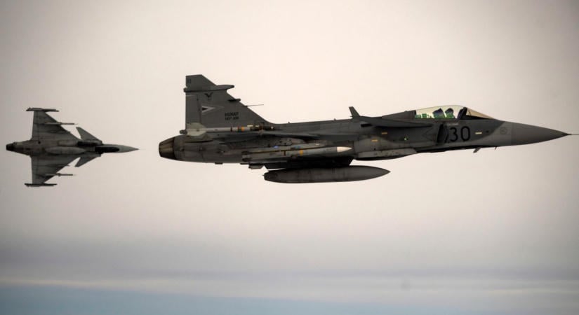 Rendkívüli fejlemény: nem egy, hanem két Gripen lehetett Szolnokon, máris kiszivárgott, miért zuhanhatott le a vadászgép – ezért katapultált a pilóta?