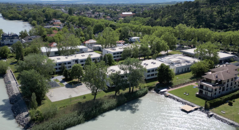Ingyenes fesztivált rendeznek a Balatonnál, ahol az AI-tól az Exatlonig minden belefér